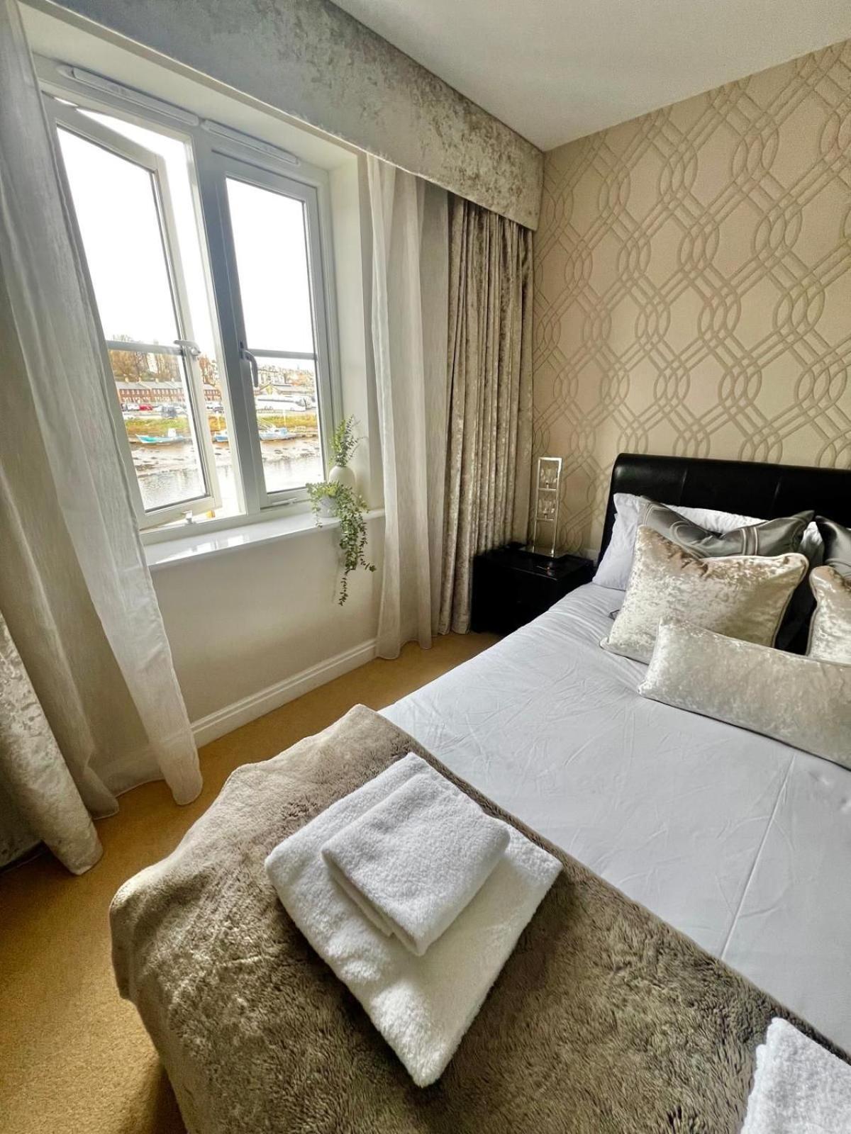 וויטבי Majestic, Modern & Spacious Harbour-View Apartment With Parking מראה חיצוני תמונה